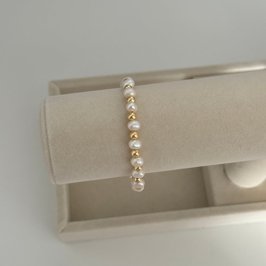 Talia pearl bracelet