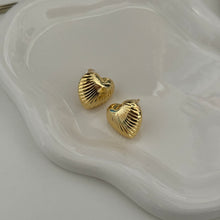 Load image into Gallery viewer, Cora heart earrings
