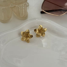 Load image into Gallery viewer, Layla flower earrings
