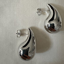 Load image into Gallery viewer, Vivienne droplet earrings
